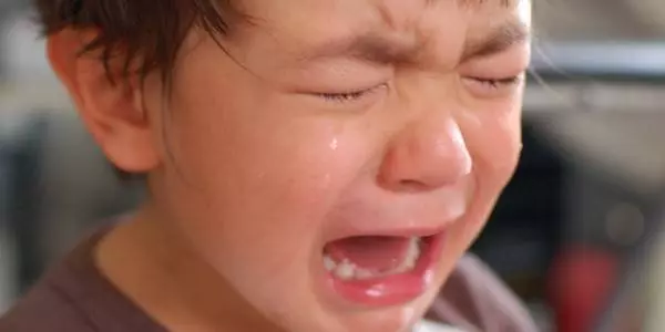 媽媽不給買「就把商品摔爛」!男童超市大哭抗議,霸氣媽媽「用10分鐘震憾全台灣」!