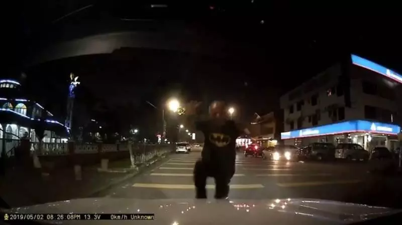 小心這個人!深夜賣力撲上車,「跌躺」車上假裝被撞傷 網友:是慣犯
