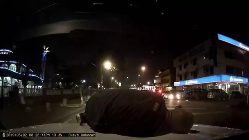 小心這個人!深夜賣力撲上車,「跌躺」車上假裝被撞傷 網友:是慣犯