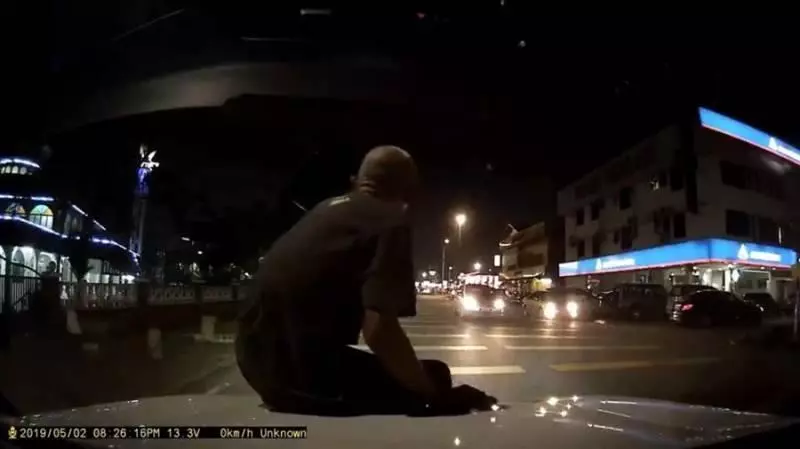 小心這個人!深夜賣力撲上車,「跌躺」車上假裝被撞傷 網友:是慣犯