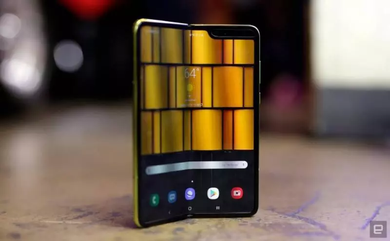 摺疊手機一修好就馬上宣布好消息!Samsung:那時只是縫隙進了灰塵!