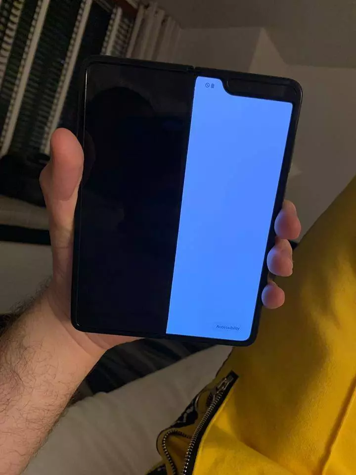 摺疊手機一修好就馬上宣布好消息!Samsung:那時只是縫隙進了灰塵!