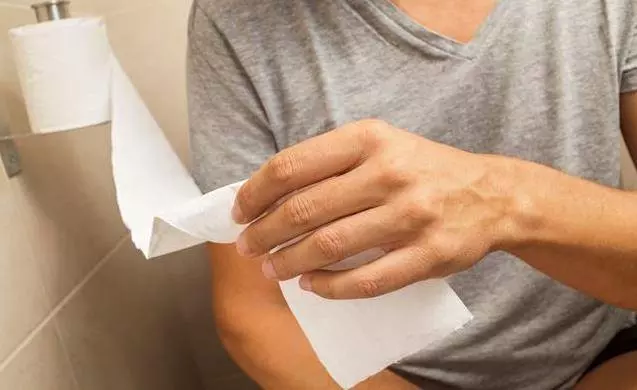 肝不好的人,上廁所時會有3大「表現」,若占一個,提醒你需養肝了