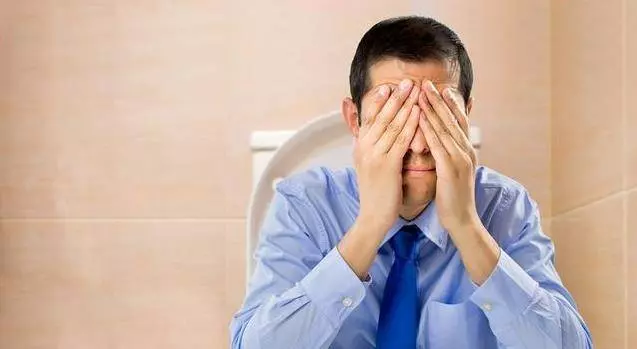 肝不好的人,上廁所時會有3大「表現」,若占一個,提醒你需養肝了