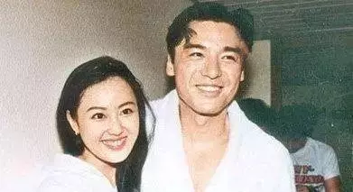 娛樂圈著名拜金女如今成獨立女強人,分享奢侈品購買心得獲好評
