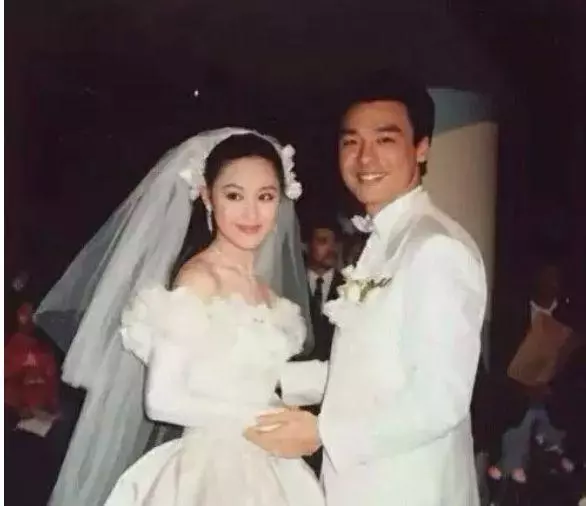 娛樂圈著名拜金女如今成獨立女強人,分享奢侈品購買心得獲好評