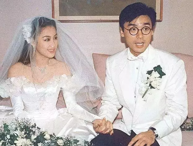 娛樂圈著名拜金女如今成獨立女強人,分享奢侈品購買心得獲好評