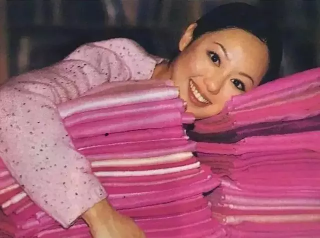 娛樂圈著名拜金女如今成獨立女強人,分享奢侈品購買心得獲好評