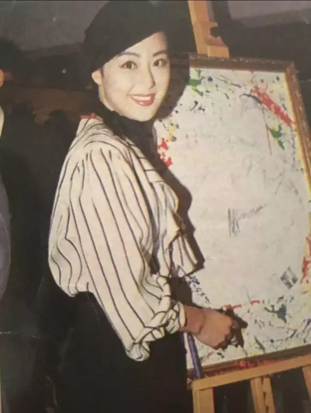 娛樂圈著名拜金女如今成獨立女強人,分享奢侈品購買心得獲好評