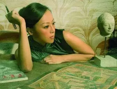 娛樂圈著名拜金女如今成獨立女強人,分享奢侈品購買心得獲好評