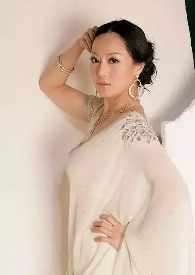 娛樂圈著名拜金女如今成獨立女強人,分享奢侈品購買心得獲好評