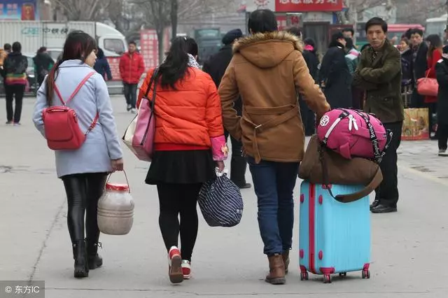 你負責賺錢養家,我負責帶娃看家,可你也不能背著我做這樣的事