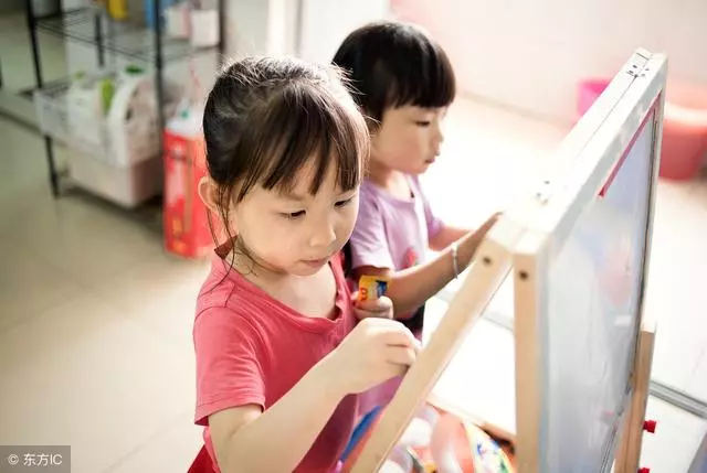 我知道你在外掙錢不易,可你知道我在家帶兩娃也很不易嗎