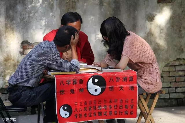 婆婆迷信,去商城被丟錢,反怪我肚子裡還沒出生的孩子
