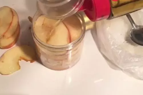 愛喝蘋果醋的可以不用再花錢買了!在家10塊錢就能自製一大瓶,每天喝一杯,10天瘦5斤,省錢又好喝