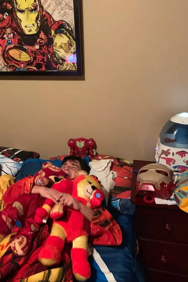 1歲就愛他!6歲兒看完《復仇者4》一路哭回家 躺床抱鋼鐵人娃娃大崩潰