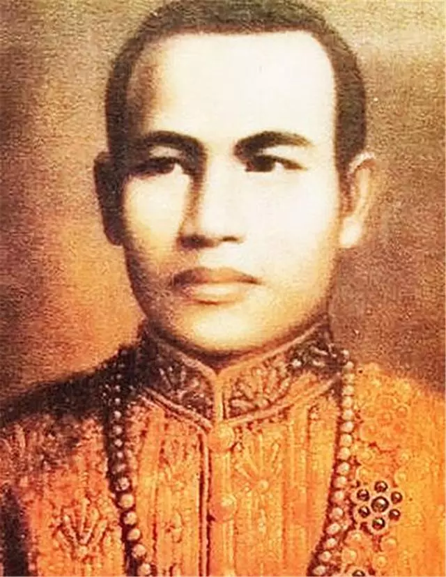 他當皇帝後送家鄉人18缸鹹菜,鄉親扔了17缸,倒出來一看後悔不已!
