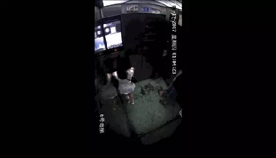 (視頻) 17歲正妹搭電梯被色狼鄰居猥褻「逃出門還被拉回去」,接著監視器還拍下她被壓下去舔的畫面…!
