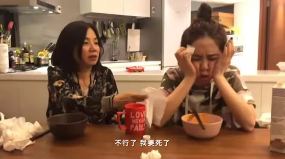 坑媽大計劃⚡ 鄧紫棋挑戰媽媽吃『韓式2倍辣辣麵?』, 結果自己GG了? 崩潰:我要死了!