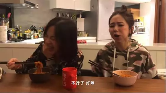 坑媽大計劃⚡ 鄧紫棋挑戰媽媽吃『韓式2倍辣辣麵?』, 結果自己GG了? 崩潰:我要死了!