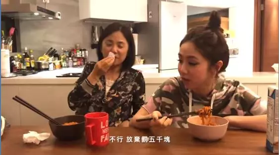 坑媽大計劃⚡ 鄧紫棋挑戰媽媽吃『韓式2倍辣辣麵?』, 結果自己GG了? 崩潰:我要死了!