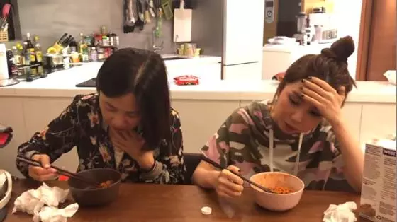 坑媽大計劃⚡ 鄧紫棋挑戰媽媽吃『韓式2倍辣辣麵?』, 結果自己GG了? 崩潰:我要死了!