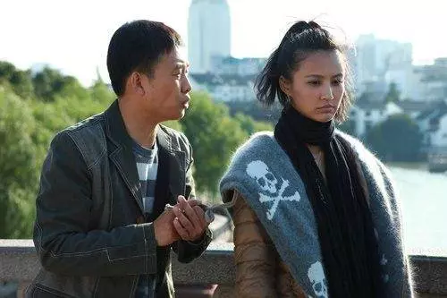 上門女婿4年,我媽來照顧老婆,看一眼垃圾桶,我換了老婆的碗筷