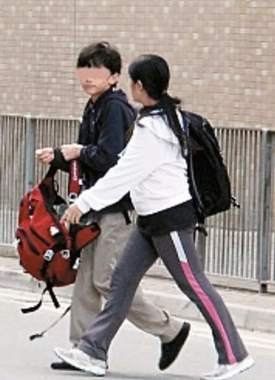 謝家有子初長成!張柏芝大兒子變高酷似謝霆鋒,與保姆熱聊關係好~~~