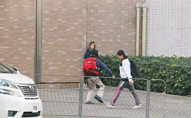 謝家有子初長成!張柏芝大兒子變高酷似謝霆鋒,與保姆熱聊關係好~~~