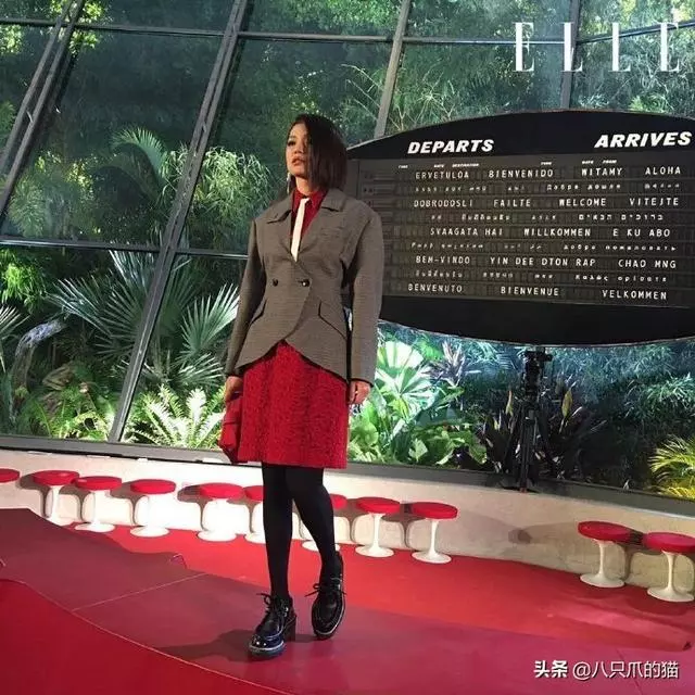 43歲舒淇剪短髮高調亮相,穿西裝配紅裙,竟比28歲鄧紫棋狀態還好!