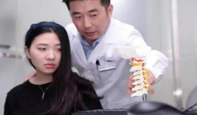 頸椎有問題的,1個動作打通淤堵,頸椎不易酸了,肩頸也不疼了,頸椎一天比一天好!!