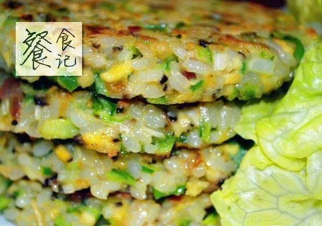 剩米飯別再炒著吃,3分鐘學會一個新吃法,全家人搶著吃!