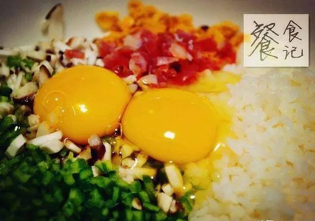 剩米飯別再炒著吃,3分鐘學會一個新吃法,全家人搶著吃!