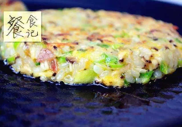 剩米飯別再炒著吃,3分鐘學會一個新吃法,全家人搶著吃!