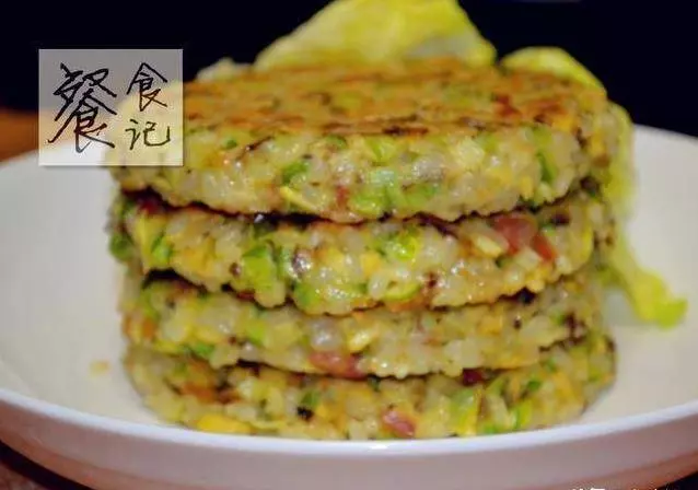 剩米飯別再炒著吃,3分鐘學會一個新吃法,全家人搶著吃!