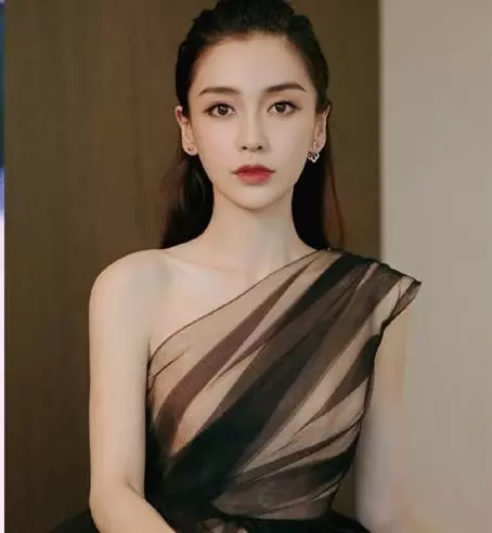 【現在長歪了?!】Angelababy「單穿內褲舊照」大曝光!網驚嘆:以前才是個混血美人!