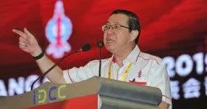 【納吉將飛抵山打根助選】林冠英對準納吉開炮,全場民眾都震撼無比!