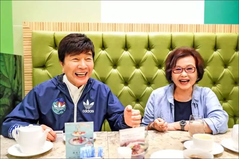 寶島歌王一生未婚「收迷路男童當乾兒子」父子情深34年!擁2億豪宅「客廳大到可打羽球」名下曾有10房