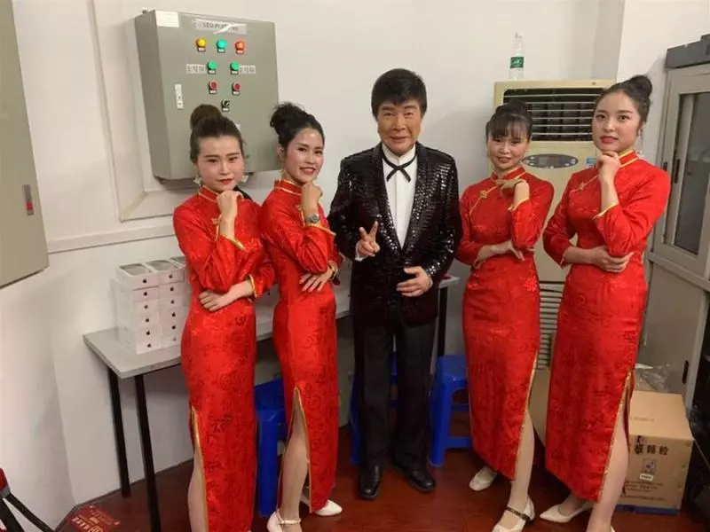 寶島歌王一生未婚「收迷路男童當乾兒子」父子情深34年!擁2億豪宅「客廳大到可打羽球」名下曾有10房