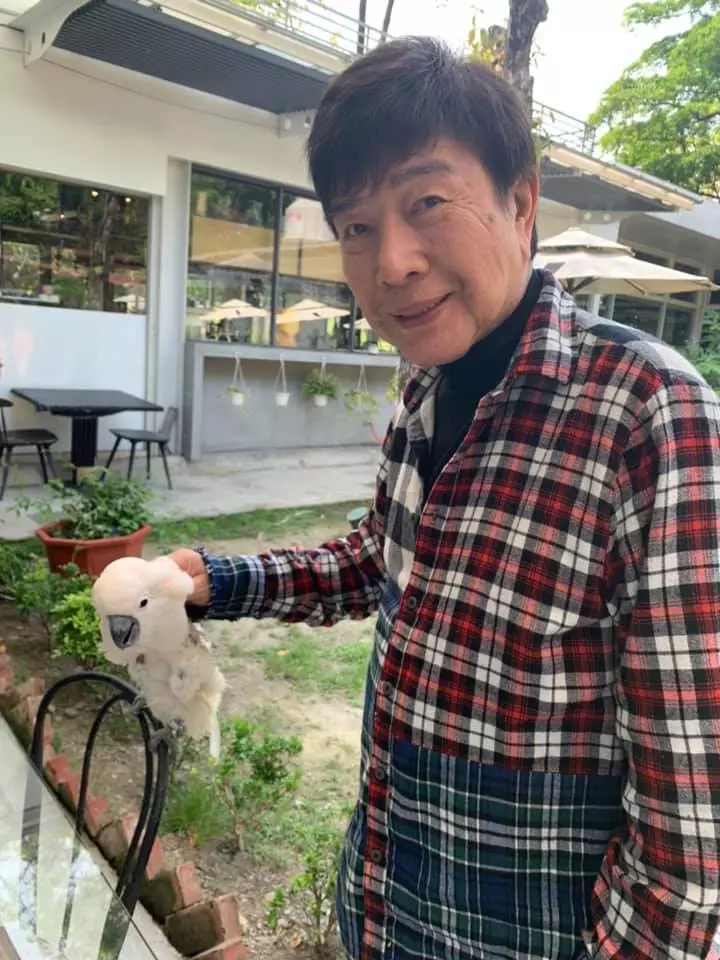寶島歌王一生未婚「收迷路男童當乾兒子」父子情深34年!擁2億豪宅「客廳大到可打羽球」名下曾有10房