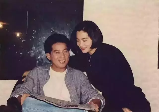 林青霞68歲離婚丈夫近照,長得真是一言難盡,網友:活脫脫一隻大猩猩!
