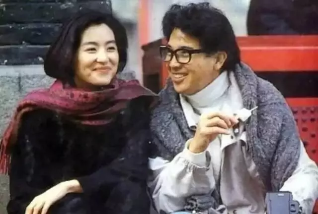 林青霞68歲離婚丈夫近照,長得真是一言難盡,網友:活脫脫一隻大猩猩!