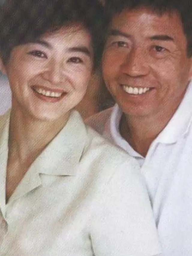 林青霞68歲離婚丈夫近照,長得真是一言難盡,網友:活脫脫一隻大猩猩!