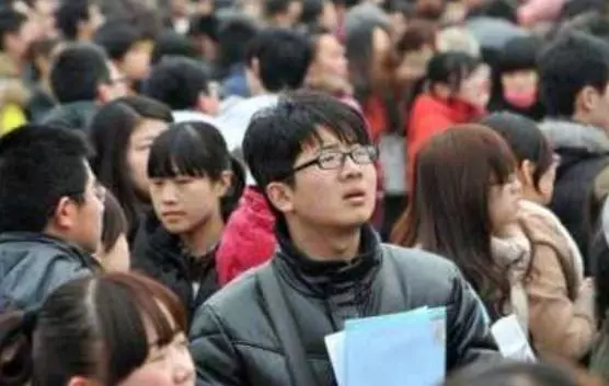 老師傅上班喝茶看報,老闆發飆:廠裡不養閒人!辭退6年老員工,3個月後再也請不回來了
