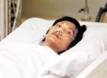 45歲胡女士從不喝酒,卻肝病離世,醫生:2件事做太多,同樣要命