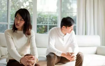 45歲胡女士從不喝酒,卻肝病離世,醫生:2件事做太多,同樣要命