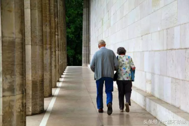 兒子結婚不想買房,他勸父母去養老院,父母去之前,把房子賣了!