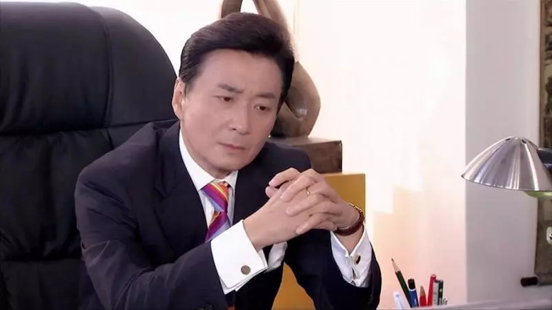 崔浩然超暖! 親自探望92歲阿嬤粉絲 她見20年偶像「又親又抱」感動泛淚:最棒的生日禮物