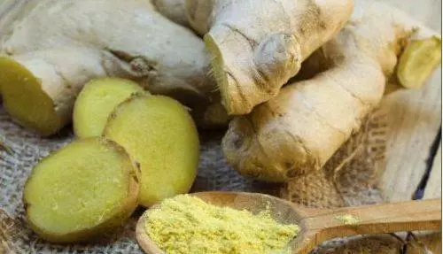 女人月經走後用生薑塗一處,很快排出體內的黑臭宿便,大肚子慢慢平了,氣色越來越好 !