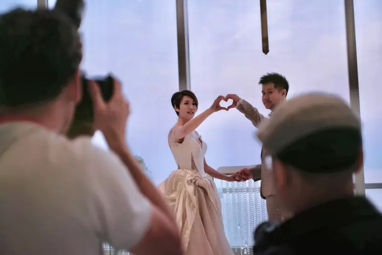 恭喜!TVB專演「不安份的女人」41歲李璧琦嫁人啦!遠赴日本沖繩拍婚紗照❤超深事業線大秀好身材!